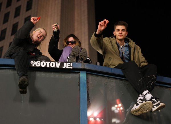 Fotografija s prvog studentskog prosvjeda u Novom Sadu - studenti s tri prsta pored stisnute šake njihovih prethodnika iz Miloševićevih vremena