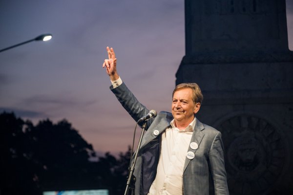 Glumac Tihomir Stanić, osmi na Studentskoj listi, pozdravlja okupljene na studentskom skupu s podignuta tri prsta