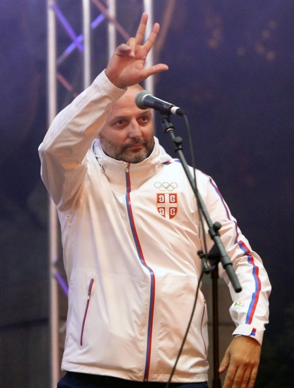 Aleksandar Đorđević, legendarni srpski košarkaš i izbornik reprezentacije, s podignuta tri prsta
