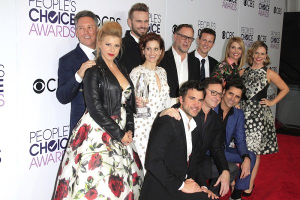 Candace Cameron Bure 2017. s glumačkom ekipom serije 'Fuller House'