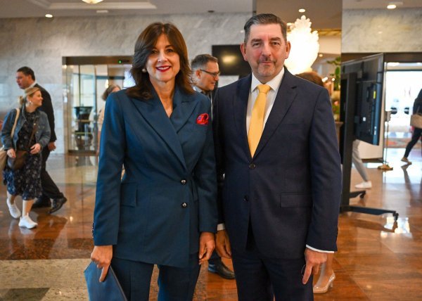 Sanja Musić Milanović zablistala u elegantnom poslovnom izdanju: Jedan detalj razbio je tamne tonove