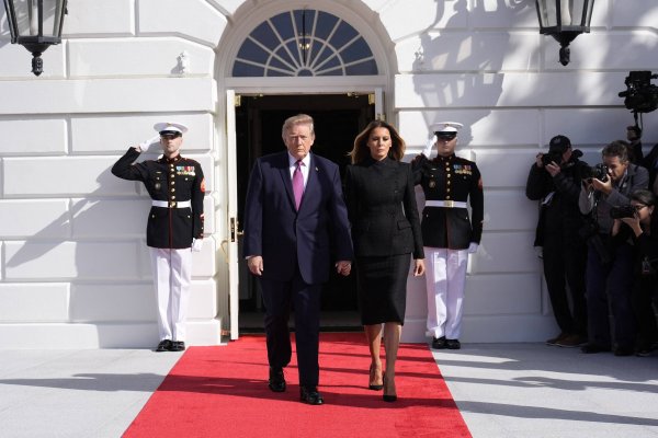 Melania Trump u crnom od glave do pete: Elegantno izdanje privuklo pažnju zanimljivim krojem
