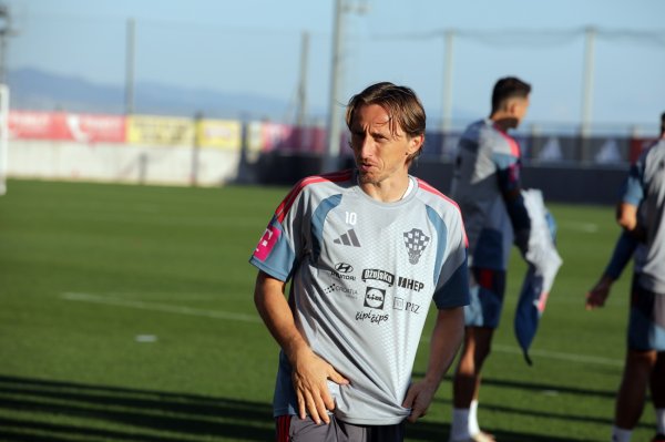 Modrić, Kovačić i Sučić ugledali su rupu u zidu.... Pogledajte njihovu upornost!