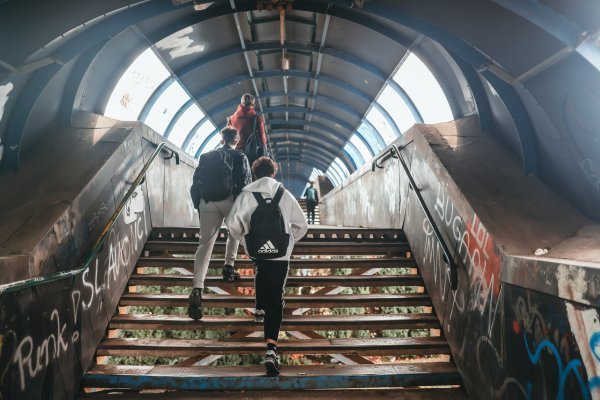 Pješački most koji krati put od grada do industrijske zone