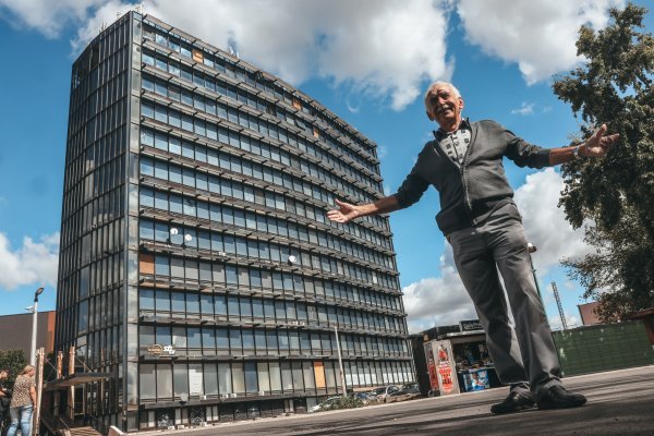 Željko Brlić ispred zgrade Milovićke