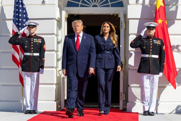 Melania Trump odabrala tamnoplavo od glave do pete: Jedan detalj potpuno je oblikovao siluetu