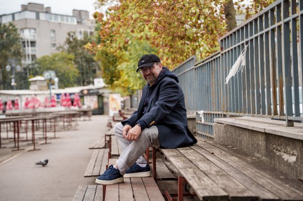 Fikcija se rukovodi Alkinim stihom: "Laži, laži, laži me / ti me lažeš najbolje." Sada započinjem dnevnik i baš me zanima hoću li izmišljati ili preslikavati