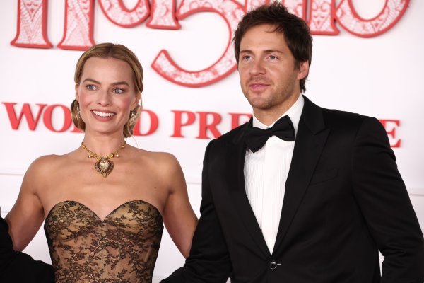 Margot Robbie i Tom Ackerlay
