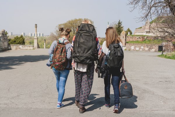 Umjesto glomaznih ruksaka koji privlače džepare u podzemnim željeznicama, mala torba preko tijela praktičnije je rješenje
