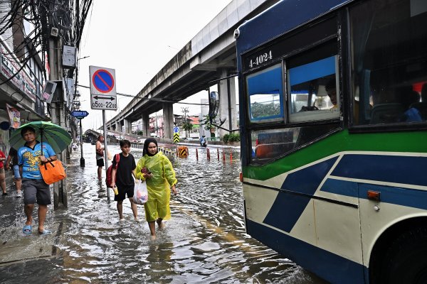 Bangkok izlazi iz katastrofe: Voda do koljena se povukla, evakuirano 4200 ljudi