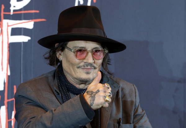 Johnny Depp šokirao uzvanike: Usred zabave otkinuo umjetno lišće sa zida i počeo ga žvakati