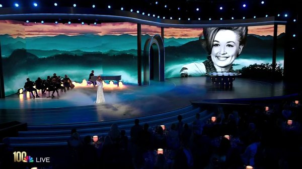 Reba McEntire na dodjeli Emmyja 2026. izvela pjesmu 'Appalachian Memories' u čast Dolly Parton