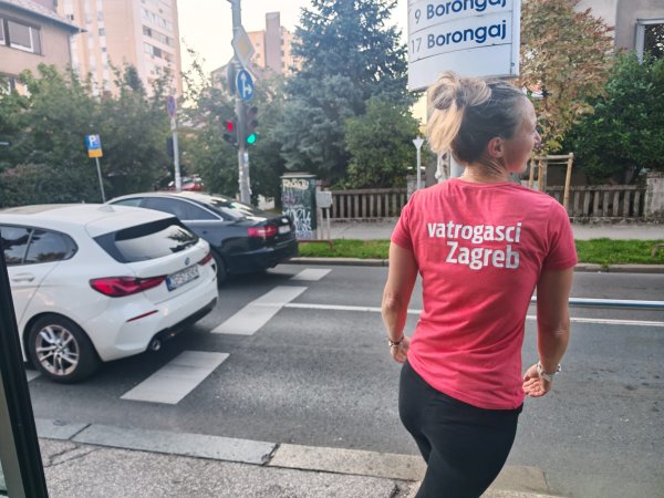 Vatrogaskinja je vozačici tramvaja poklonila cvijeće
