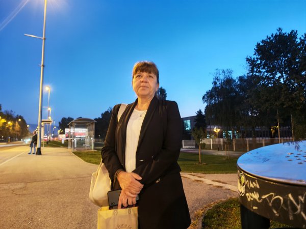Sandra je u jutarnjim satima ponedjeljka zabrinuto čekala taksi do svojeg posla