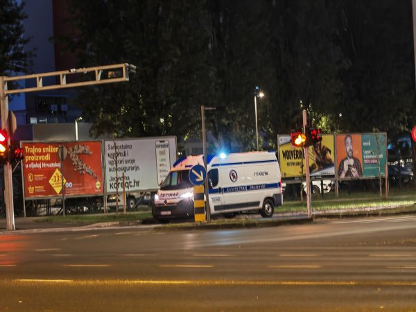 Sanitetski prijevoz kod Doma za starije osobe u Islandskoj u ponedjeljak ujutro