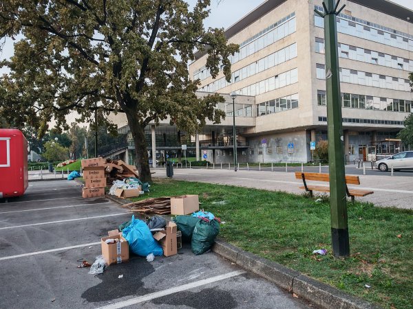 ...otpad ispred gradskog poglavarstva se u to ne ubraja