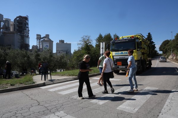Koromačno: Građani blokirali prometnicu zbog dovoza otpada iz Like