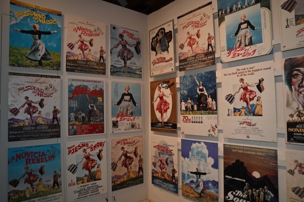 Postav nudi originalne plakate iz cijeloga svijeta
