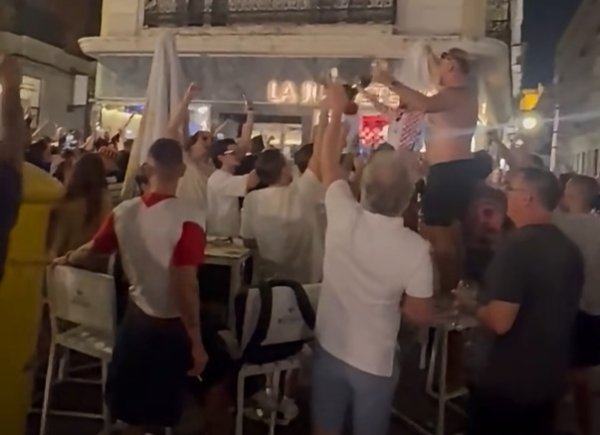 'Moja domovina' odzvanja Sevillom. Pogledajte atmosferu koju su napravili hrvatski navijači