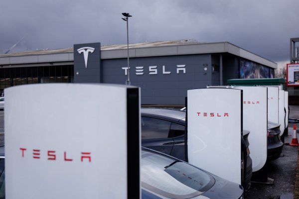 Tesla ponovno odgodio predstavljanje automobila kojeg se čeka gotovo devet godina