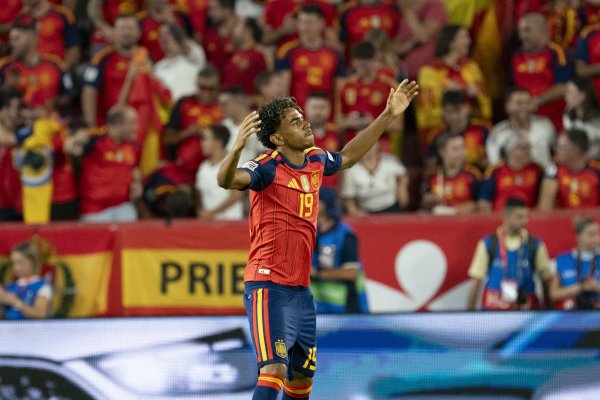Španjolska je zabila treći gol, a cijeli stadion u Sevilli je nakon toga zapljeskao jednom Hrvatu