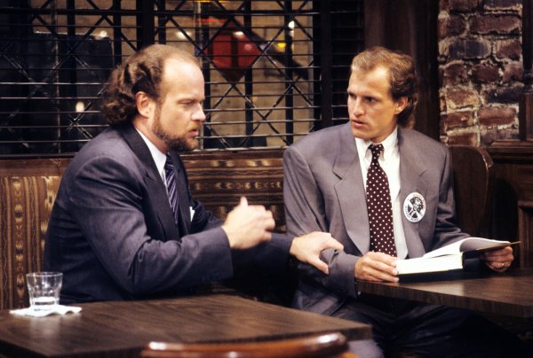 Kelsey Grammer i Woody Harrelson u seriji 'Kafić Uzdravlje'