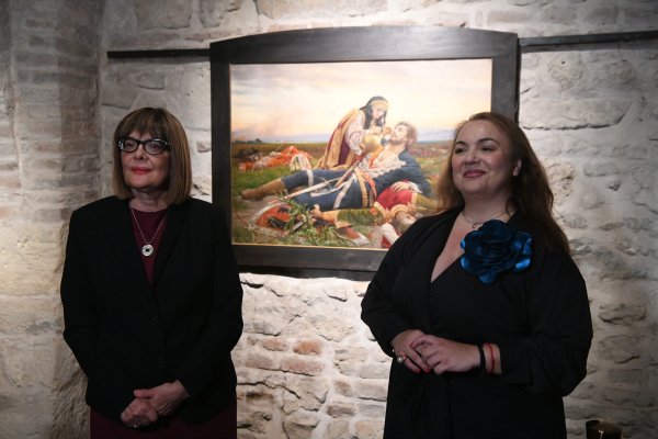 Jelena Medaković (desno) u društvu ministrice kulture u jednoj od SNS-ovih vlada, Maje Gojković