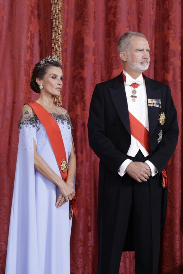 Kraljica Letizia zablistala je u nebeskoplavoj kreaciji Caroline Herrere s efektnim prorezima na rukavima koji stvaraju dojam plašta