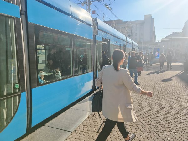 Ljudi iz Kristininog tramvaja ulaze i izlaze