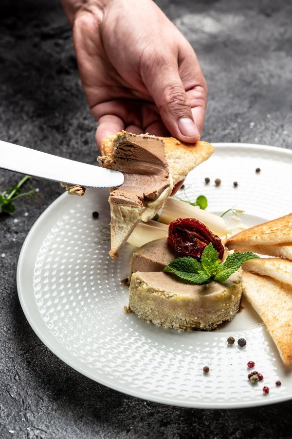 Trik chefa Mihelja: tanki sloj maslaca s aromatičnom kaduljom ne samo da daje restoranski izgled, već i prirodno štiti paštetu od sušenja