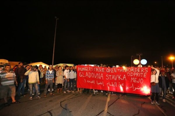 Izbjeglice potaknute slovenskim aktivistima blokirale granični prijelaz Bregana