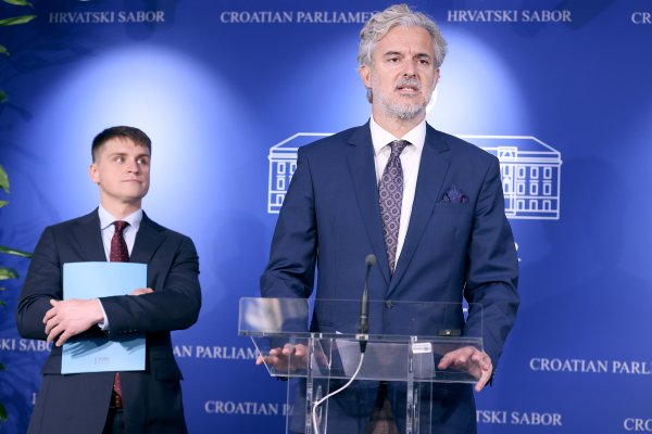 Nino Raspudić i odvjetnik Matija Bartol (lijevo)