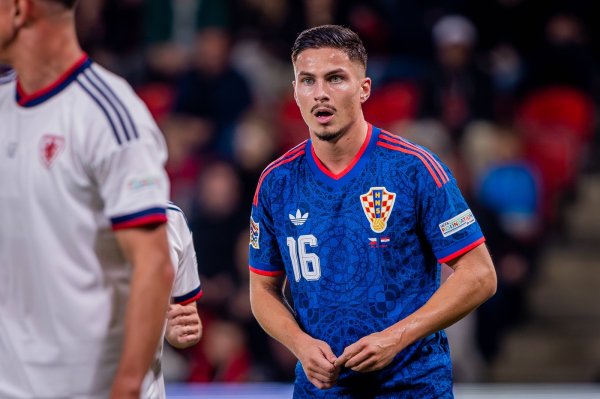 Vatreni za 26. rođendan dobio tortu i prigodnu 'prijetnju': ‘Ne počneš li zabijati, brzo ćeš na tribini navijati‘