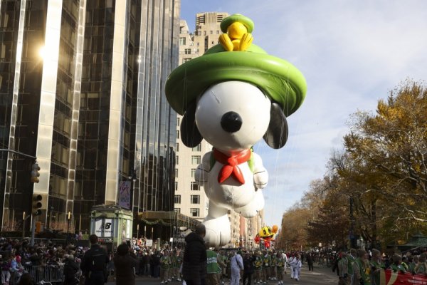 Snoopyev balon na paradi za Dan zahvalnosti u New Yorku 2025.