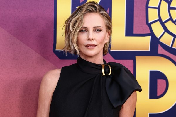 Charlize Theron spojila naizgled nespojivo i kreirala outfit koji želimo kopirati ove jeseni