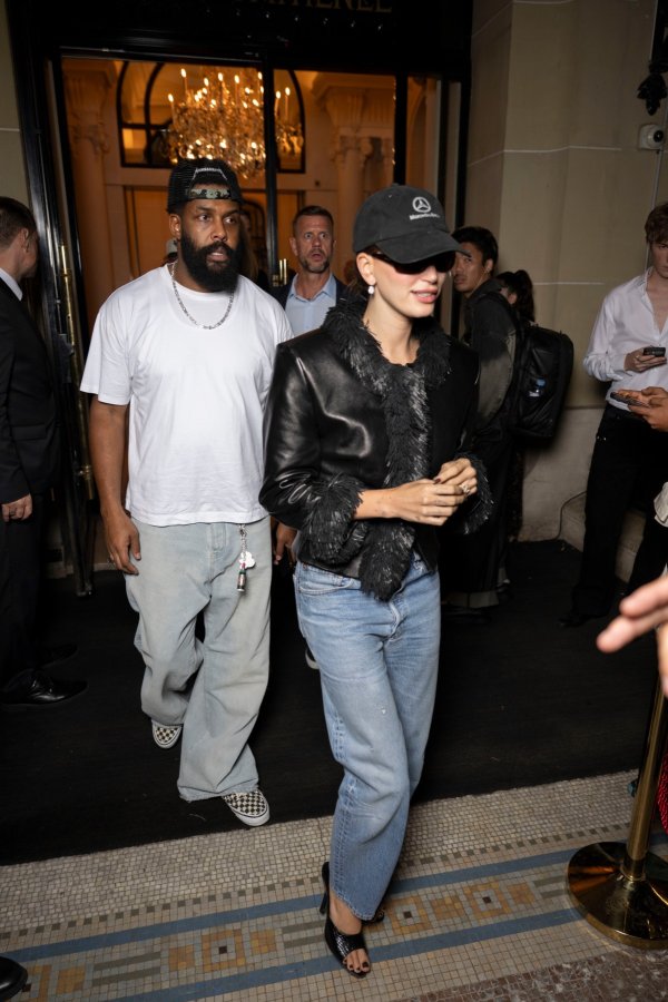 Neočekivani detalj začinio je genijalan look Hailey Bieber: Ovaj trend sve češće viđamo