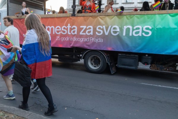 Aktivistica s ruskom zastavom na beogradskom Prideu