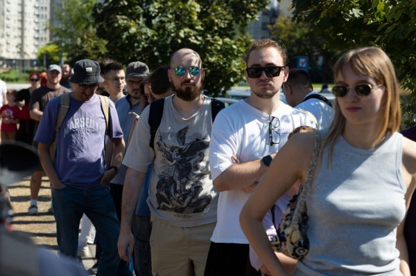 Rusi u redu za glasanje u Beogradu