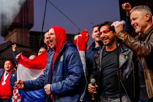 Dagur opet oduševio Zadrane: Zasvirao u konobi pa zapjevao i Thompsonovu pjesmu