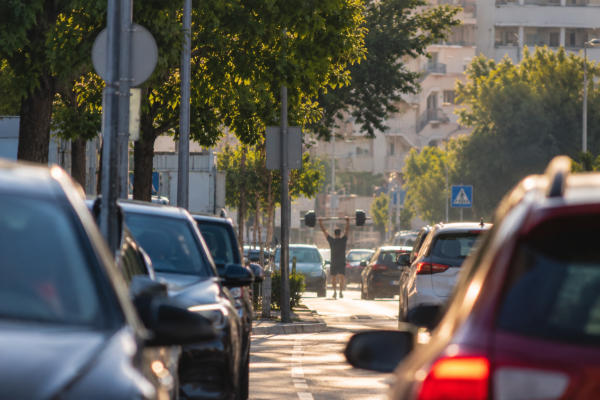 Nevjerojatan prizor na splitskoj cesti: Ljudi vadili mobitele kad su vidjeli što muškarac nosi iznad glave