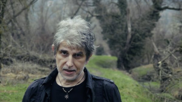 Zavođeni smo svi, od malih nogu – reklamama, konzumerizmom, sjajem Hollywooda, politikom... danas pak i pažljivo skrojenim algoritmima, a u zadnje vrijeme, više nego ikad, ekstremnim podjelama