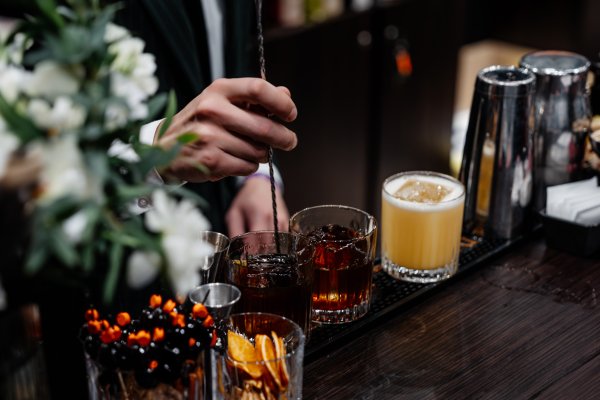 Kava na prazan želudac i alkohol podižu razinu kortizola i opterećuju jetru, što izravno koči topljenje masnih naslaga