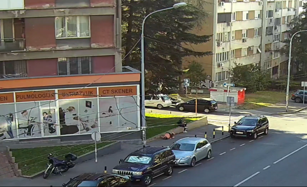 VIDEO Starija žena srušila se nasred ulice, reakcija muškarca zgrozila javnost