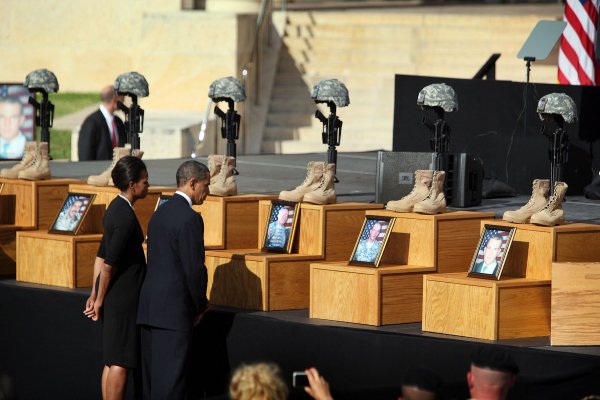 Američki predsjednik Barack Obama i prva dama Michelle Obama odaju počast poginulima