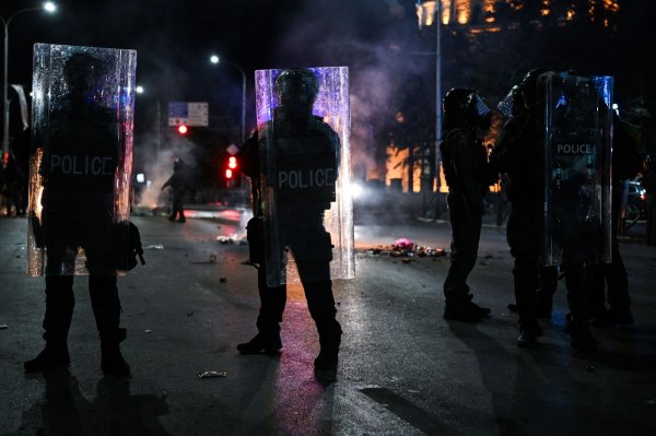 Sukob prosvjednika i policije u Prištini
