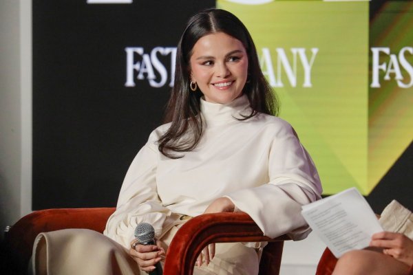 Selena Gomez odabrala bijelu bluzu s detaljem koji mijenja sve: Lako ga je spojiti i s trapericama