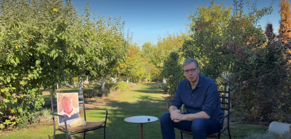 VIDEO Bizaran Vučićev potez: Na debatu donio praznu stolicu i kamen za kupus