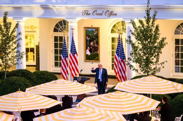 Donald Trump na ulazu u obnovljeni Rose Garden