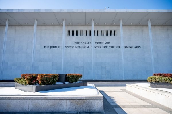 Svoje ime Trump je dodao i na poznati Centar Kennedy