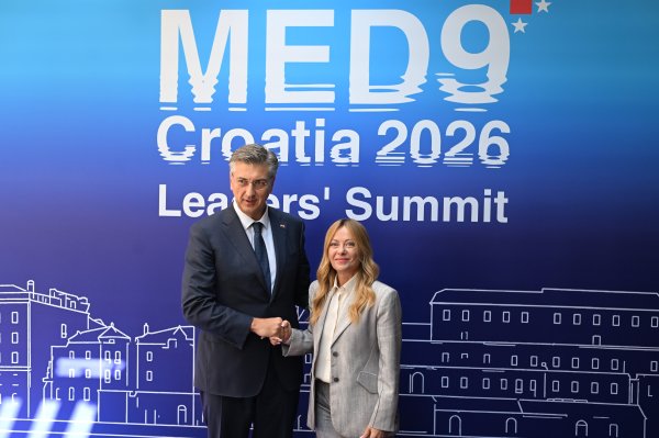 Poslovna elegancija bez suvišnih detalja: Giorgia Meloni privukla poglede u Splitu